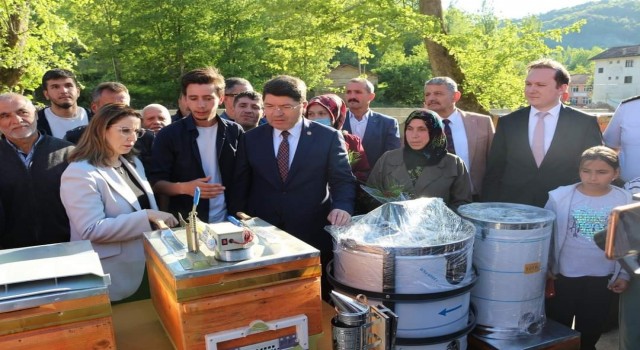 Sel mağduru olan köylüye arılı kovan verildi