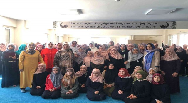 Sevgi Kurtulmuş, Diyarbakırda Kuran Kursu öğrencileriyle bir araya geldi