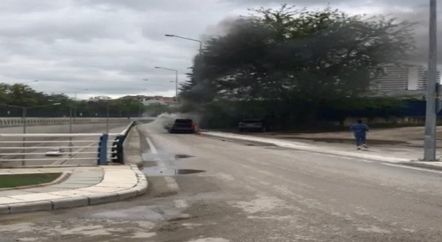 Seyir halindeki otomobil alev alev yandı