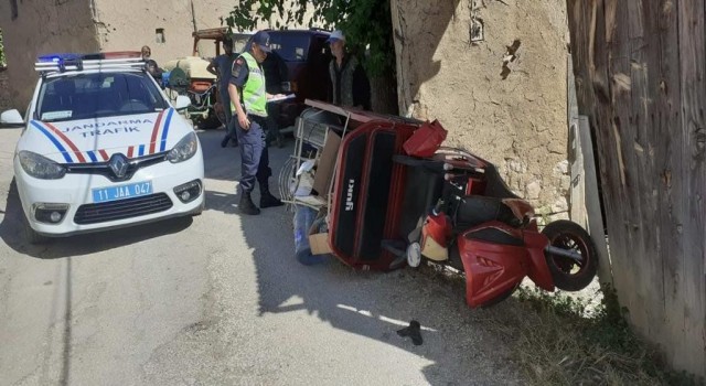 Seyir halindeyken devrilen motosikletin sürücüsü yaralandı