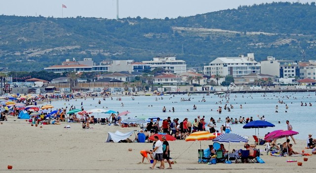 Sıcaklık arttı, tatilciler Çeşmeye akın etti