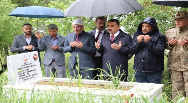 Siirtte şehit köy korucusu mezarı başında anıldı