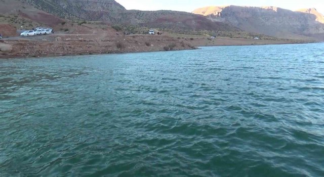Siirtte yamaçtan kopan dev kaya parçaları Botan Çayına düştü