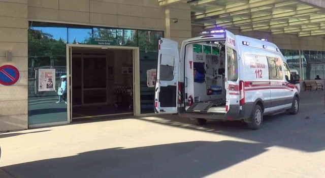 Siirtte yolun karşısına geçmeye çalışan vatandaşa otomobil çarptı