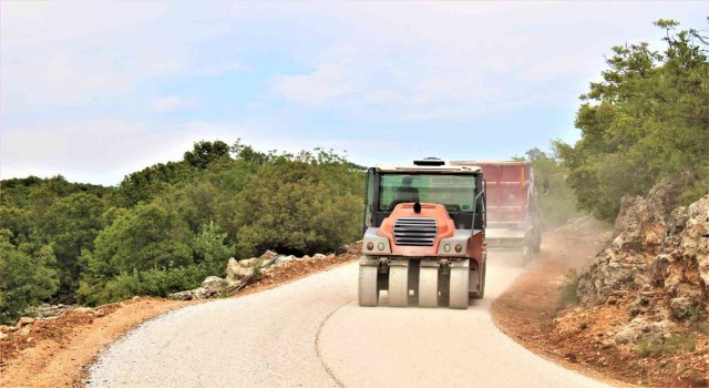 Silifkede üretim bölgelerinin yolları asfaltlanıyor