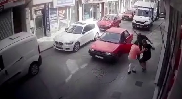 Silivride tartıştığı baba ile oğluna bıçakla saldırdı: O anlar kamerada