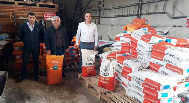 Simavda çiftçilere 3 bin 500 kilogram yağlık ayçiçeği tohumu dağıtıldı
