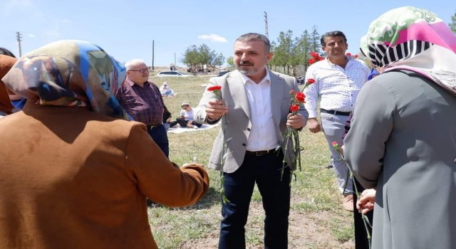Sincan Belediye Başkanı Murat Ercandan annelere çiçek