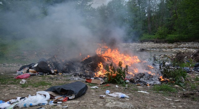 Sinopta tonlarca çöpün geri dönüşüme kazandırılmadan yakılmasına tepki