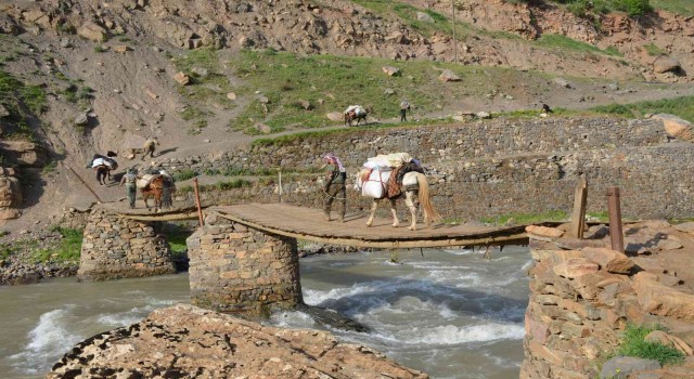 Şırnak dağlarında huzurla birlikte pancar toplayan vatandaşlar kamp kuruyor