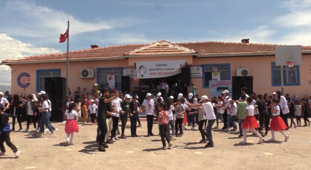 Şırnakta öğrenciler halaylar eşliğinde projelerini sergiledi