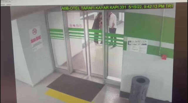 Şişlide masanın üzerindeki cep telefonunu çalan şüpheliler yakalandı