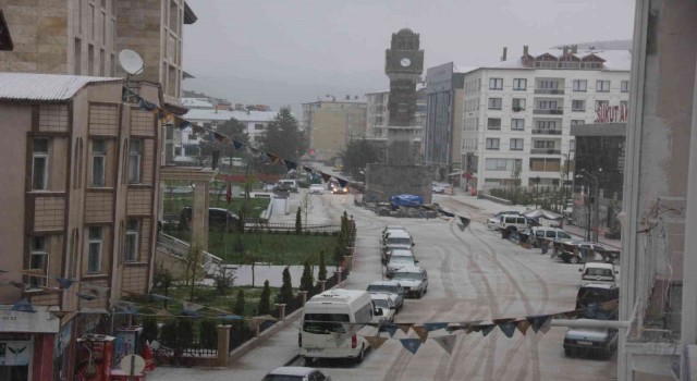 Sivasta dolu yağışı etkili oldu, kent beyaza büründü