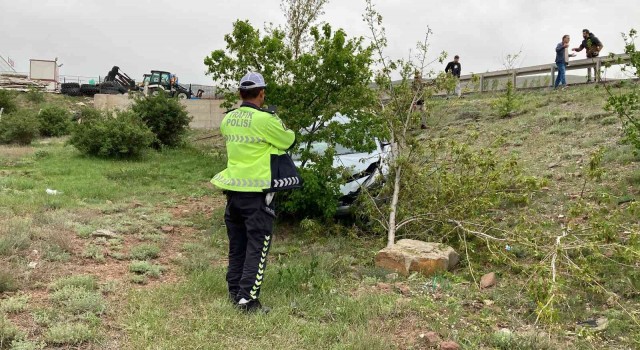 Sivasta otomobil şarampole uçtu: 2 yaralı