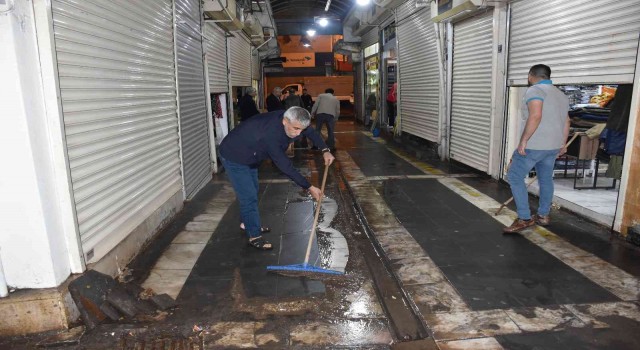 Siverekte aniden bastıran yağmur sele neden oldu