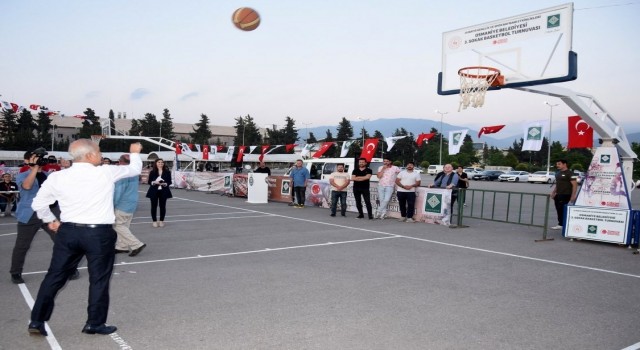 Sokak Basketbol Turnuvası Başkan Karanın atışıyla başladı