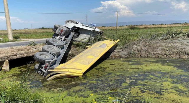 Sökede kamyon sulama kanalına devrildi