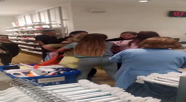 Son kalan bluz için saç saça baş başa kavga ettiler