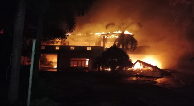 Sri Lankada göstericiler başbakanın ve siyasilerin evlerini yaktı
