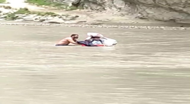 Su seviyesi yükselince mahsur kalan 8 kişi kurtarıldı