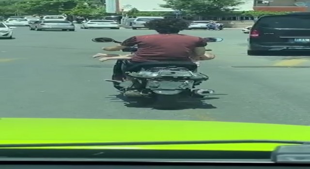 Sultanbeyli şoke eden görüntü: Motosiklet sürerken kucağında bebek taşıdı