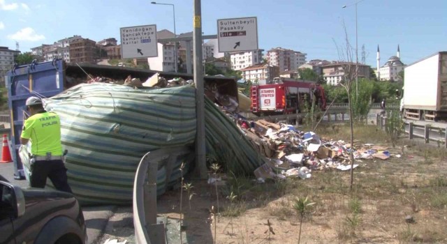Sultanbeylide atık yüklü kamyon devrildi: 1 yaralı