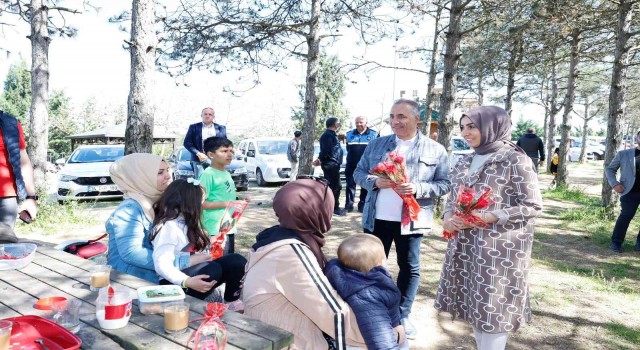Sultangazide Anneler Günü çiçeklerle kutlandı