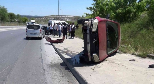 Sultangazide kontrolden çıkan otomobil takla attı