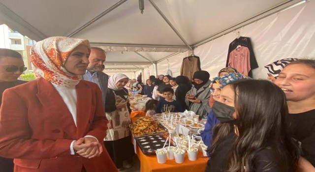 Sümeyye Erdoğan, Çekmeköyde lise öğrencilerinin hayır panayırına katıldı