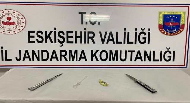 Şüpheli araçta kesici alet ve uyuşturucu bulundu