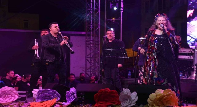 Suzan Kardeş Keşanda sahne aldı