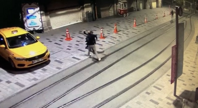 Taksimde dehşet anları kamerada: İngiliz turisti bıçaklayıp gasp ettiler