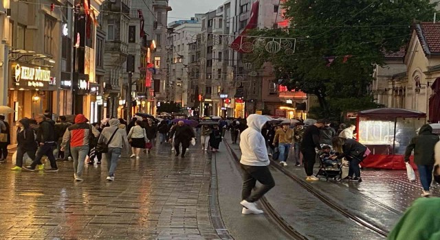 Taksimde sağanak yağış vatandaşlara zor anlar yaşattı