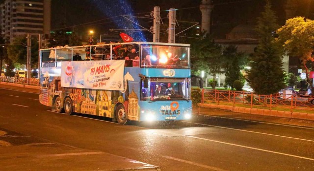 Talasta gezi otobüsüyle 19 Mayıs coşkusu