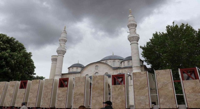 Tarihi cami avlusunda yapılan beton bloklar tartışma konusu oldu