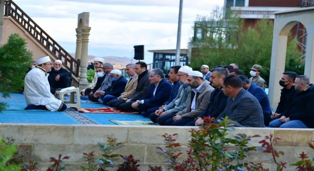 Tarihi namazgah alanı bayram namazında doldu taştı