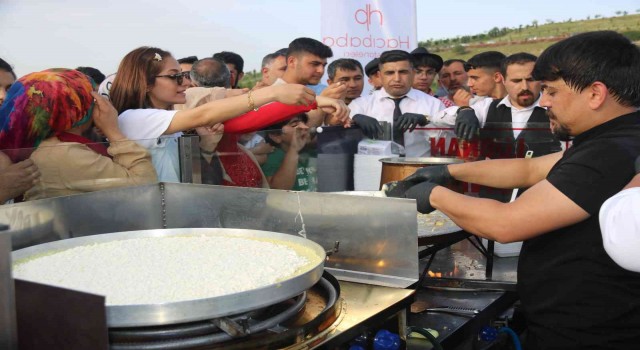 Tarihi On Gözlü Köprüde tanıtım için Lübnan künefesi ikram edildi