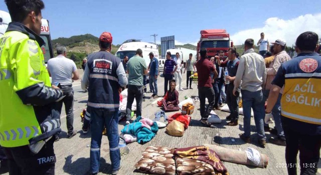 Tarım işçilerini taşıyan kamyonet devrildi: 8i ağır 15 yaralı