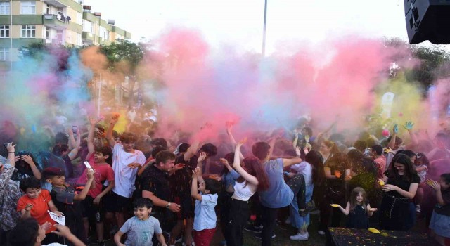 Tarsuslu gençler Renk Partisi ile doyasıya eğlendi
