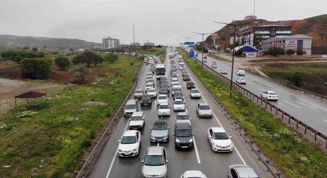 Tatilciler dönüş yoluna geçti, 43 ilin geçiş güzergahında trafik durma noktasına geldi