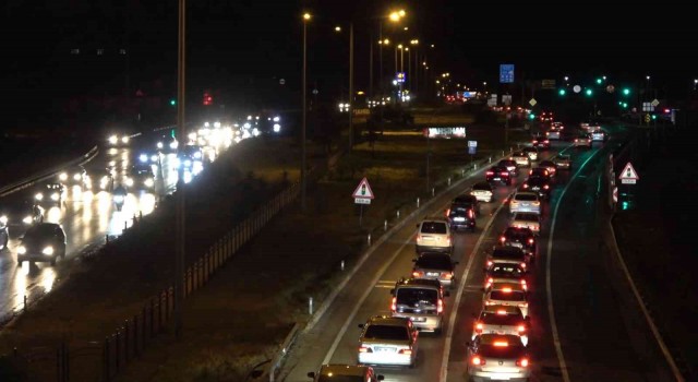 Tatilciler erken dönüşe geçti: Kilit kavşak Kırıkkalede trafik yoğunluğu