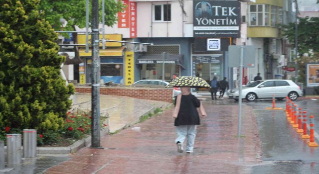 Tekirdağda sağanak yağış hayatı felç etti, yollar dereye döndü