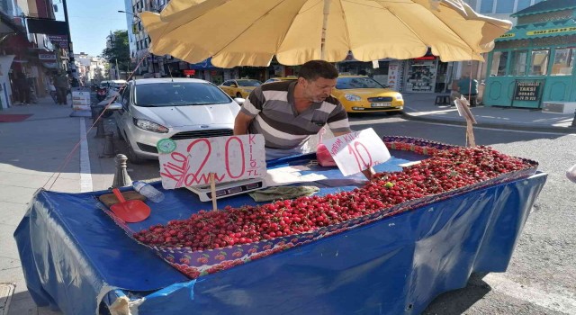 Tekirdağda yılın ilk kirazı 20 liradan tezgahtaki yerini aldı