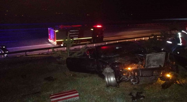 TEMde bariyerlere çarpan otomobil hurdaya döndü: 2 yaralı