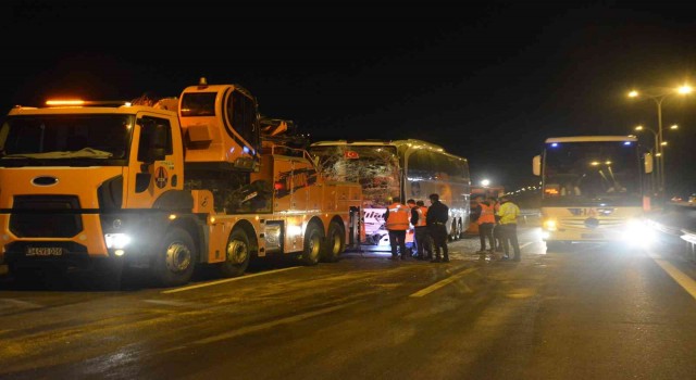 TEMde bir minibüs ve iki yolcu otobüsü zincirleme kazaya karıştı: 4 yaralı