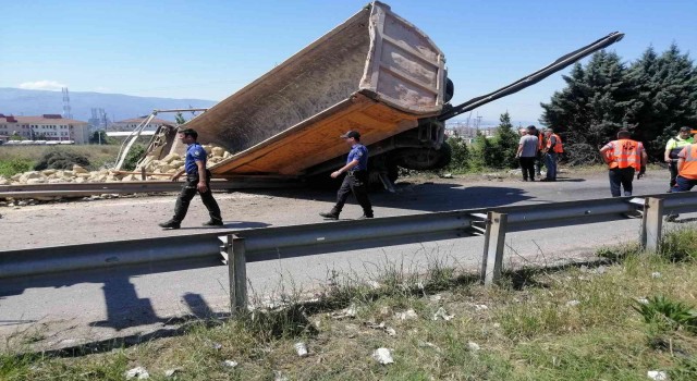TEMde taş yüklü hafriyat kamyonu önce bariyerlere çarptı, sonra şarampole devrildi