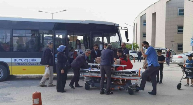 Toplu taşıma şoförü fenalaşan kadın yolcuyu hastaneye yetiştirdi