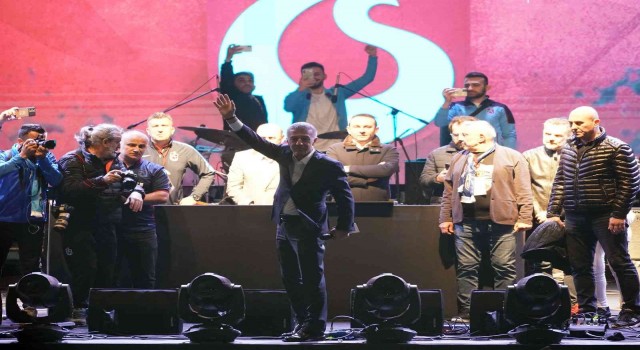 Trabzonspor Başkanı Ahmet Ağaoğlu Yenikapıda taraftarlara seslendi