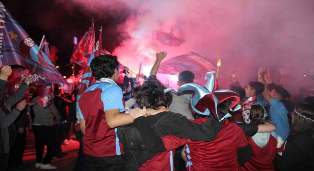 Trabzonsporun şampiyonluğu Kocaelide taraftarları sokağa döktü