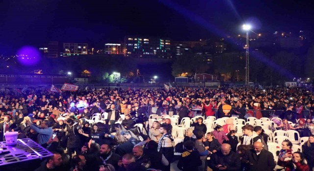 Trabzonsporun şampiyonluğunu İsmail Türüt ile kutladılar